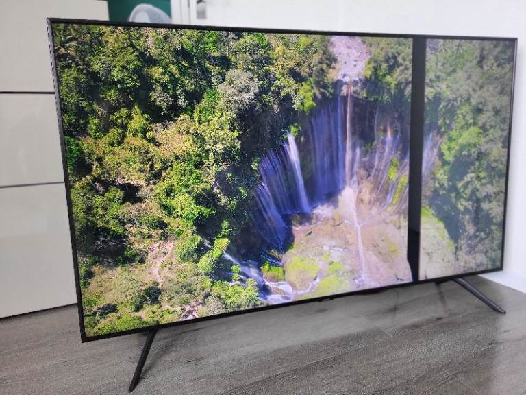 SAMSUNG 55 inch Smart 4K Ultra HD HDR LED TV - screen has a black line ...