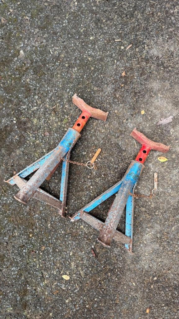 Car ramps and axle stands 