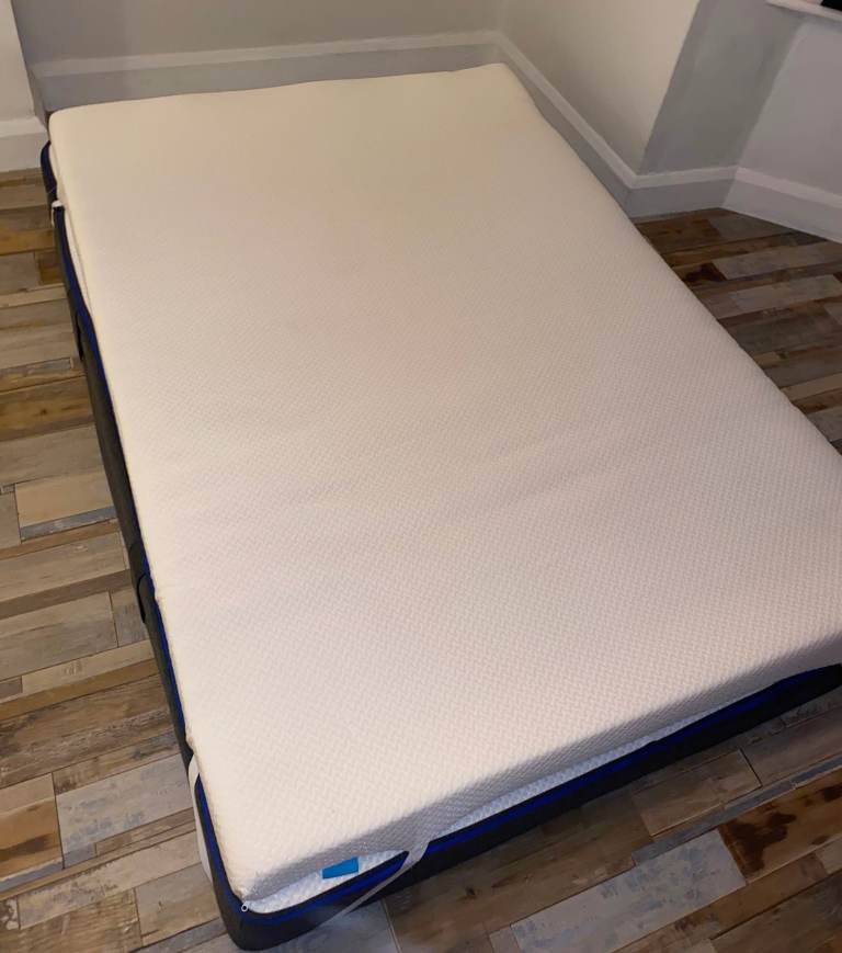 Reflex / memory foam double mattress topper - excellent condition, minimal use