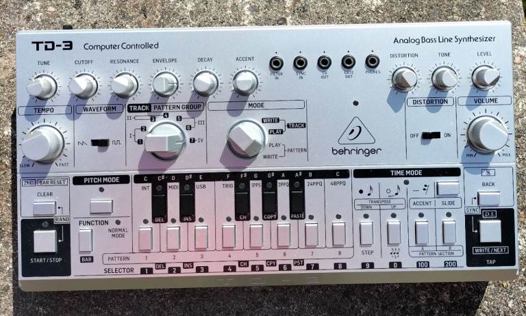Behringer TD-3 synthesizer for sale