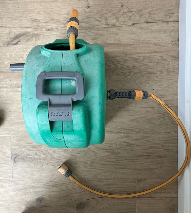 HOSELOCK LONG HOSE IN REEL FULLY WORKING IN GOOD CONDITION 