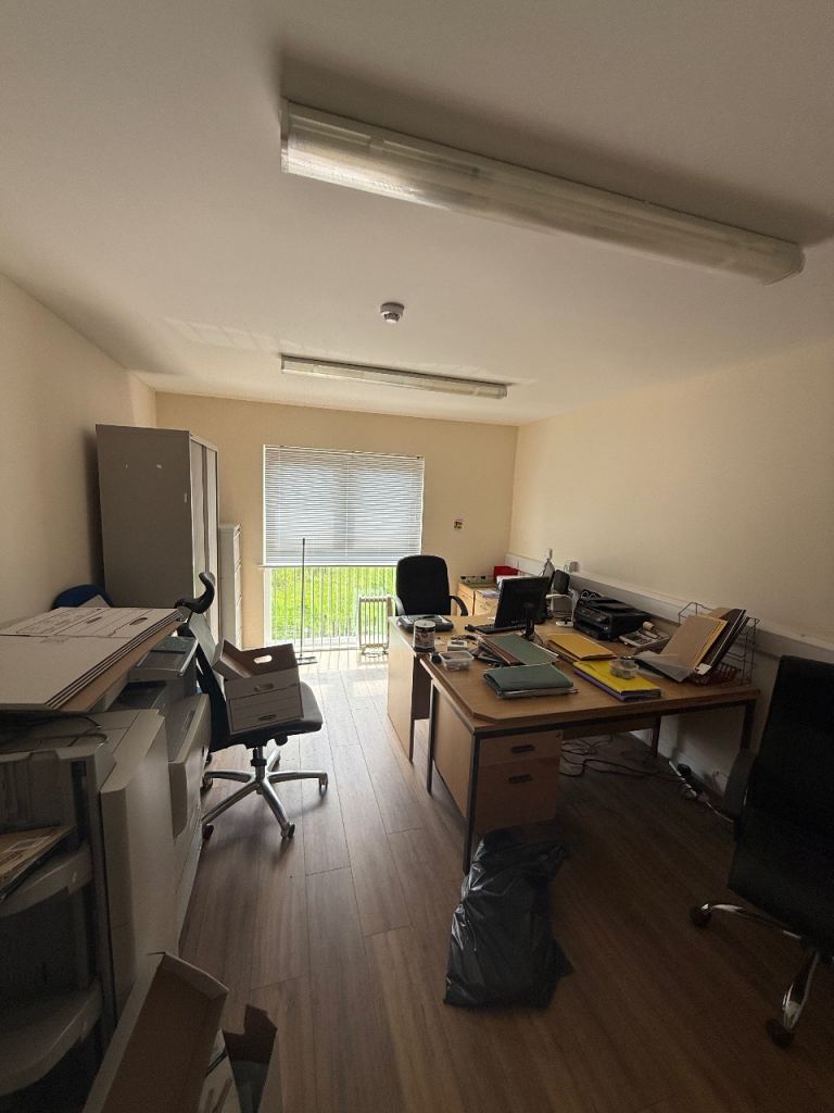 Office / store / small salon for rent 