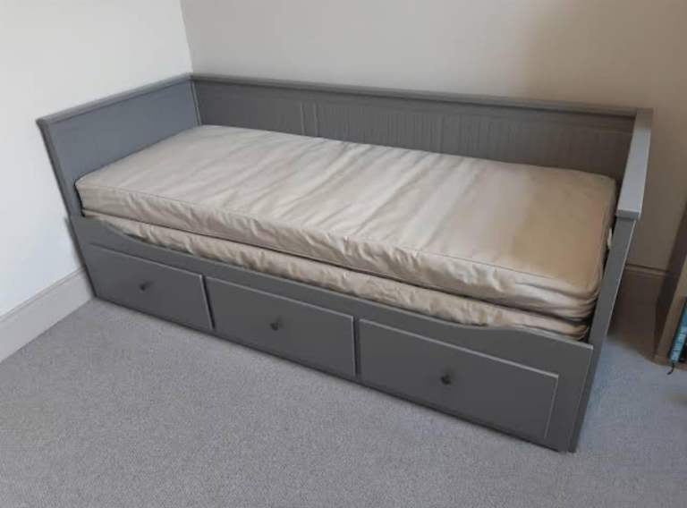 IKEA HEMNES day bed with storage Drawers and 2xmattresses