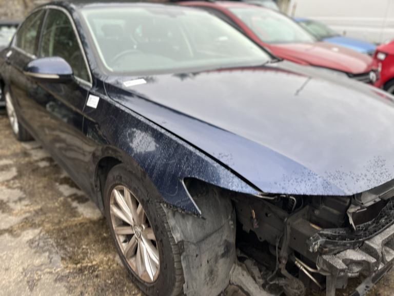 VW PASSAT B8 SALOON IN DARK BLUE 2017 LH5X 2015