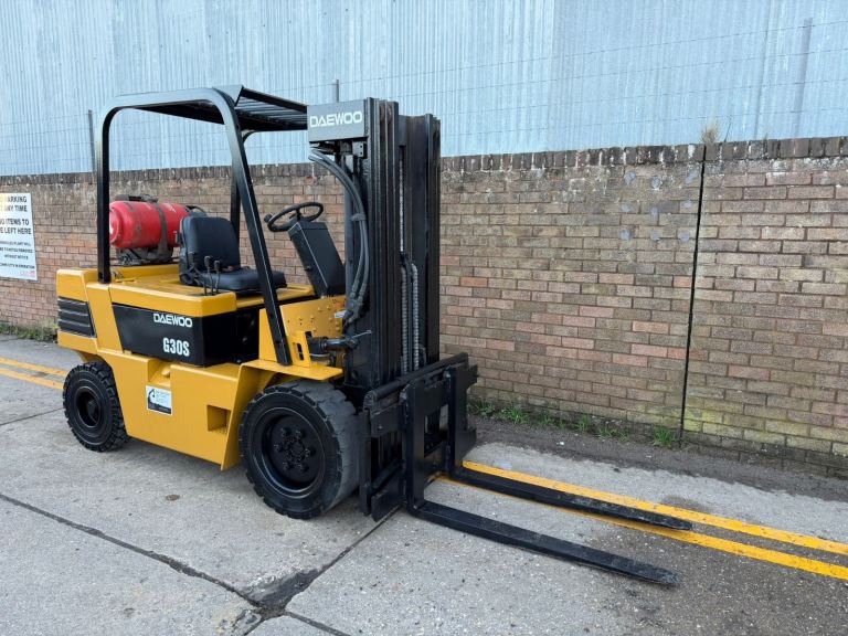 Daewoo 3ton gas forklift, container spec triple mast 