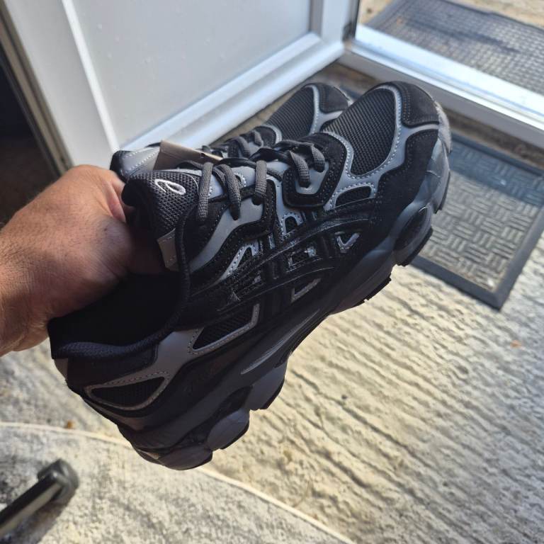 Unused size 9 mens trainers 