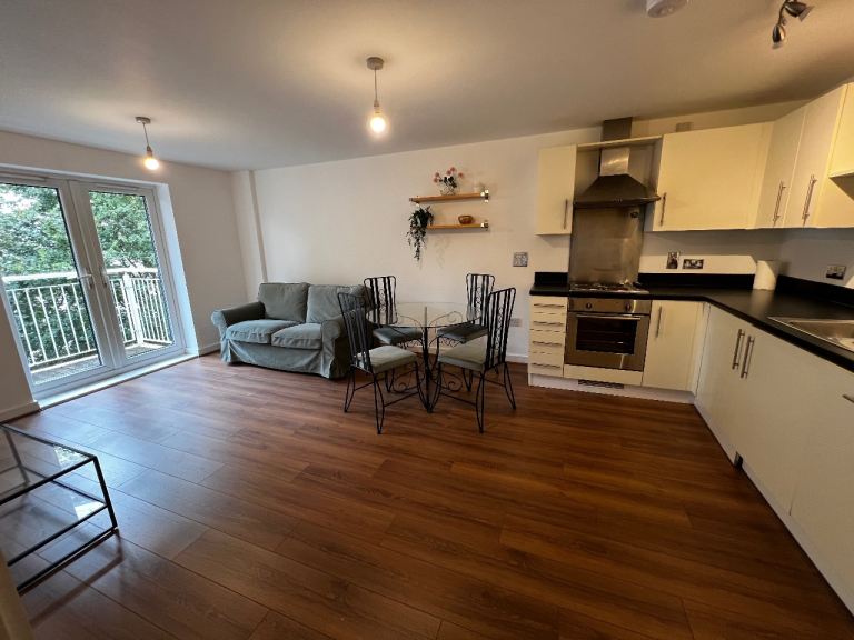 2 Bed Flat, Overstone Court, CF10