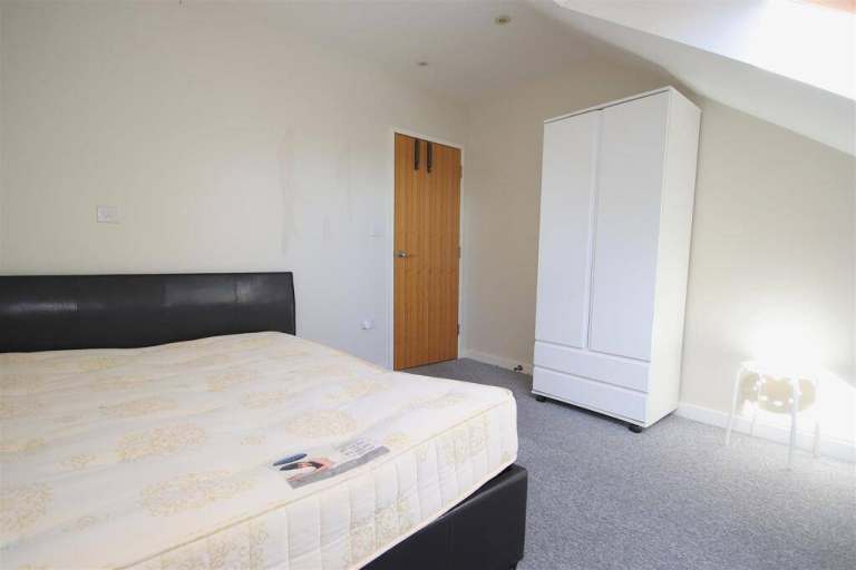 Bright And Spacious Top-Floor One-Bedroom Apartment