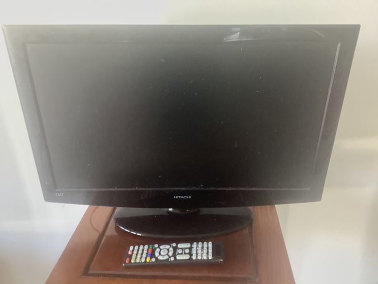 Hitachi 24 inch TV with universal remote 