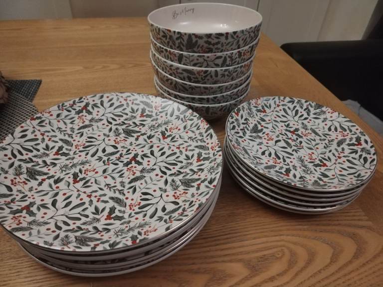 Christmas dinner set brand new