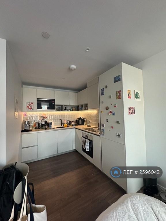 1 bedroom flat in Waterline Way, London, SE8 (1 bed) (#2596042)