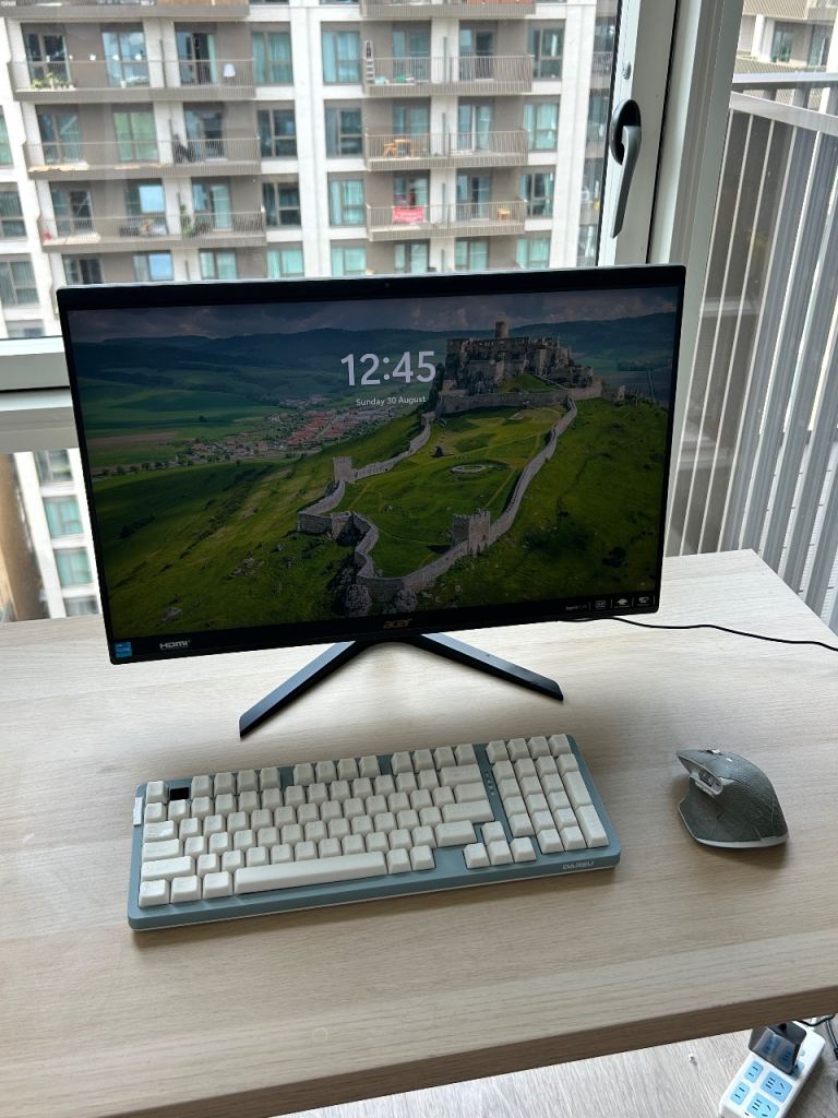 All-in-one Desktop PC, 24 inch screen, 12th gen i3
