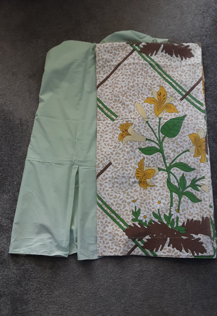 Double floral sheet and green fitted valance