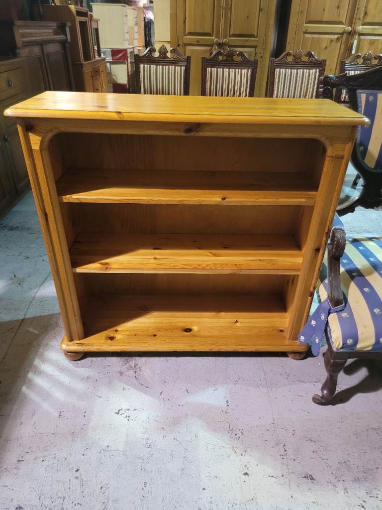 Pine bookshelf 