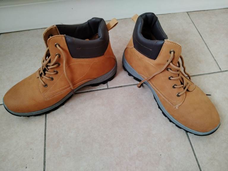 Tan Mens Boots – Barely Worn, Excellent Condition