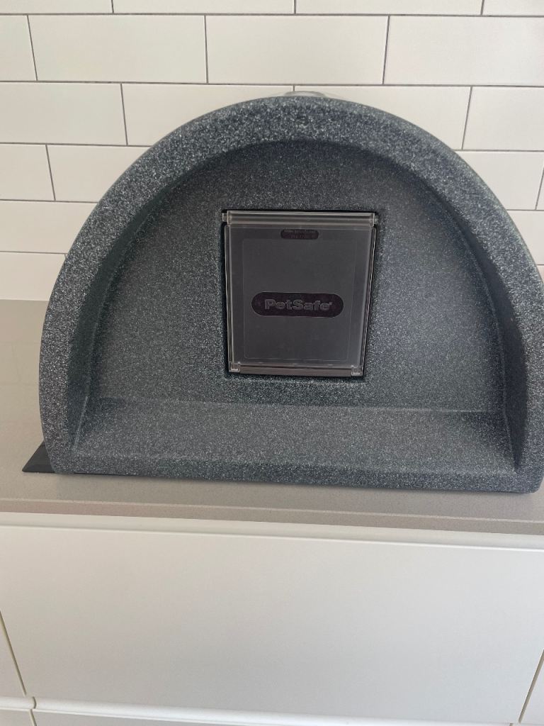 Cat indoor/outdoor shelter