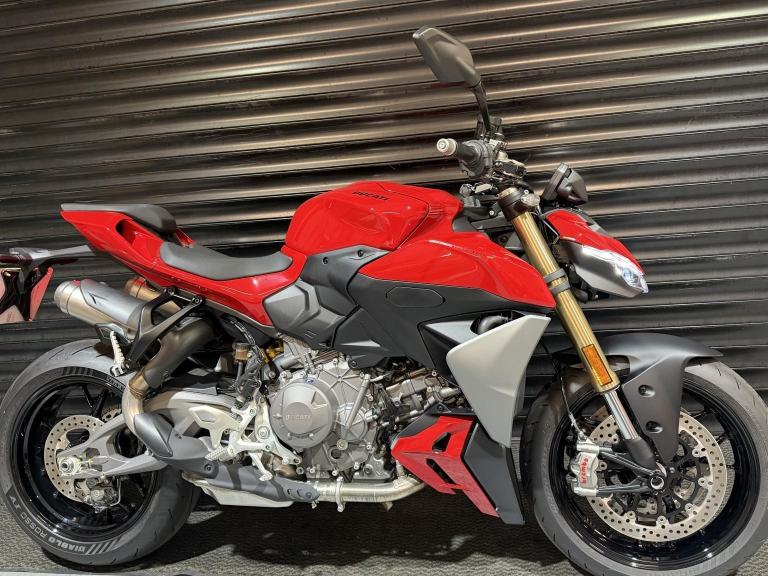 DUCATI STREETFIGHTER V2 1 Owner -Only 116 Miles Showroom Condition 