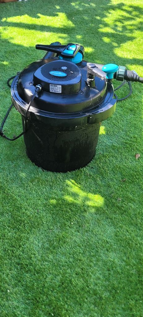 Pressurised pond filter