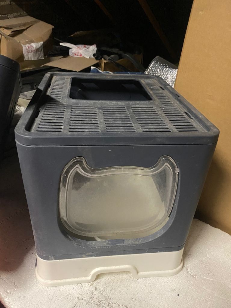 Cat litter tray enclosure