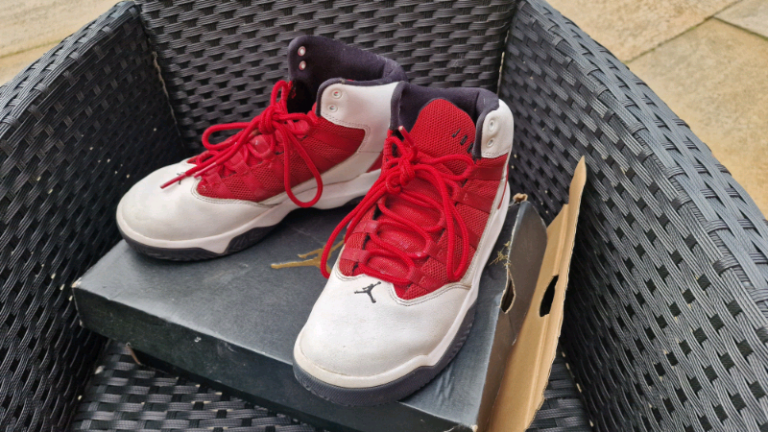 Jordan Max Aura - Kids Size 6 UK - Very Good Condition 
