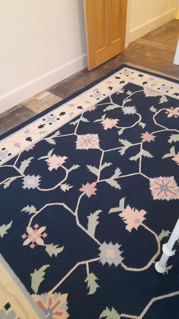Lovely wool Navy Blue Floral Pattern Rug – Good Condition