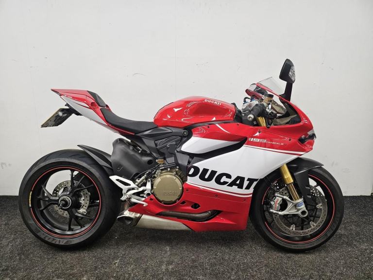 DUCATI PANIGALE 1199 S ** LOW MILEAGE - TAIL TIDY - MOT MARCH 2027 **