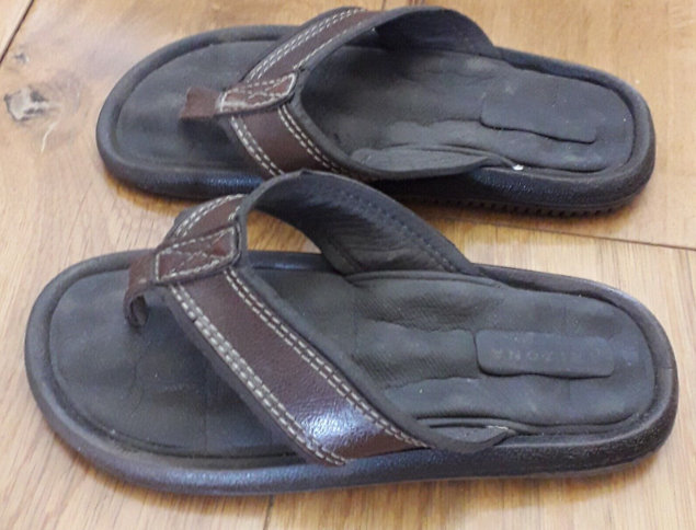 UNISEX CUSHIONED FLIP FLOPS, FROM ARIZONA (AMERICAN) IN BROWN. SIZE 1 USA