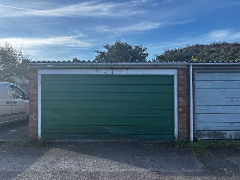Double garage to rent - Fishponds