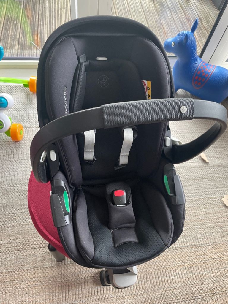 Newborn Maxi cosi pebble 360 car seat with isofix base