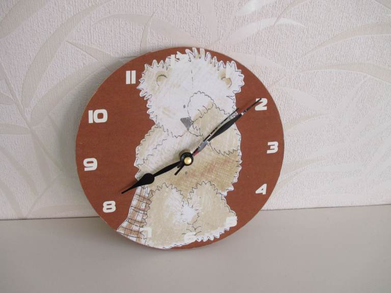 WOODEN CLOCK WITH BEAR PICTURE ON IT