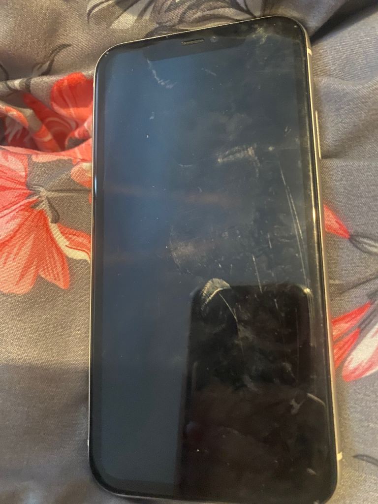 Apple iPhone 11 White – Cracked Screen and Back does not work 