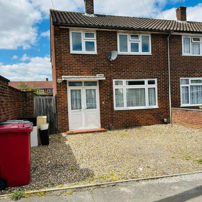  3 bed semi-detached house to rent Calbroke Road, Slough SL2