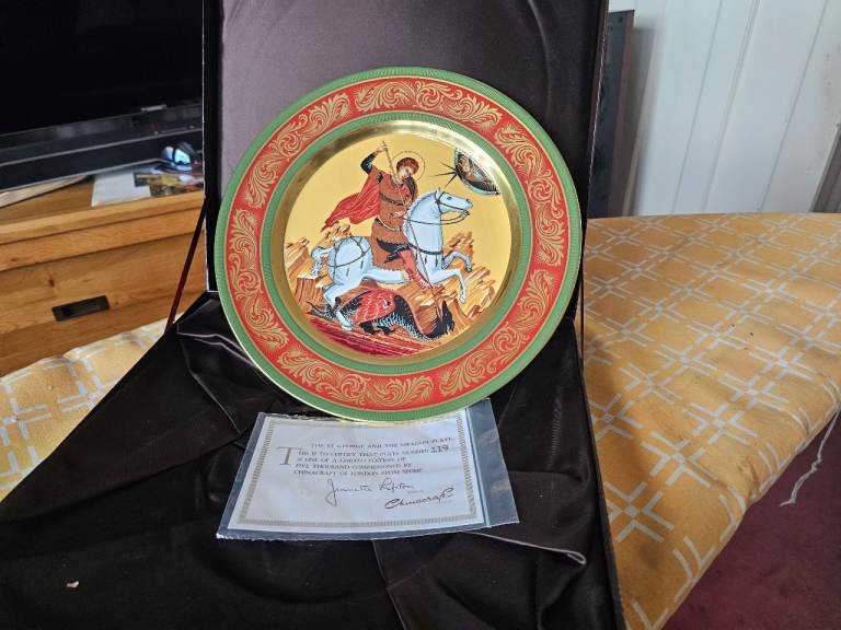 IMPRESSIVE SPODE COLLECTORS PLATE.