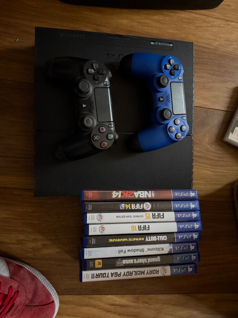 Ps4, 2 controllers, 6 games