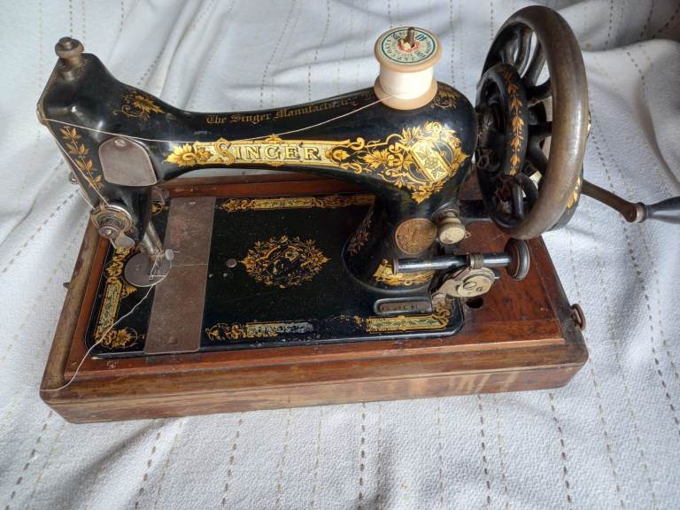 Singer hand crank sewing machine