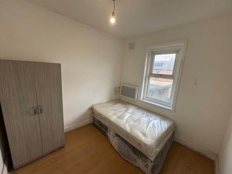 FULLY FURNISHED STUDIO FLAT TO RENT in Burnt Oak HA8, £1,250 PCM