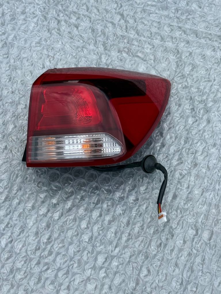 GENUINE 2019 KIA RIO MK4 DRIVERS SIDE REAR BODY BRAKE LIGHT 92402-H8. 