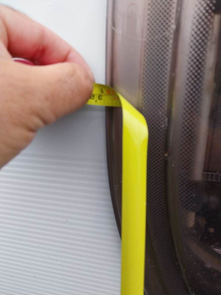 2005 lunar caravan kitchen window 