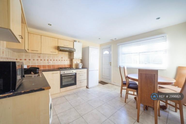 1 bedroom flat in Brighton Grove, Newcastle Upon Tyne, NE4 (1 bed) (#2998821)