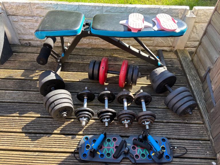 Weight bench and dumbbells 