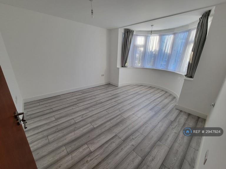 2 bedroom flat in Larkfield Avenue, Harrow, HA3 (2 bed) (#2947924)