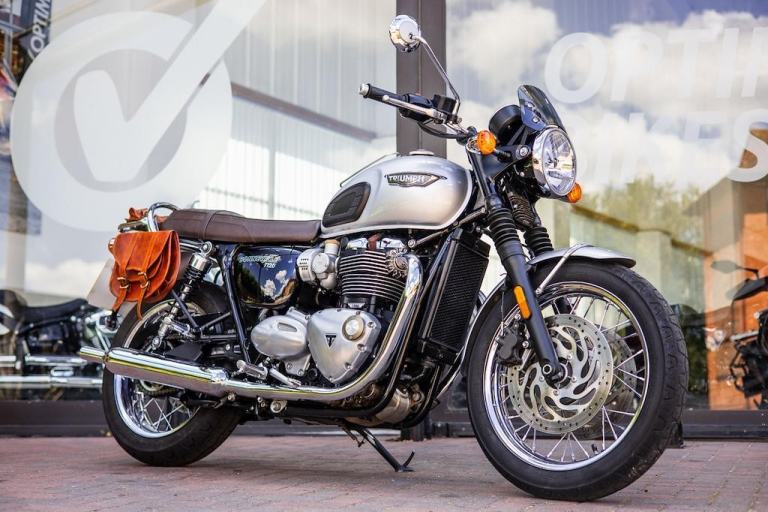 Triumph Bonneville T120 ! LOW MILES ! LUGGAGE ! STUNNING