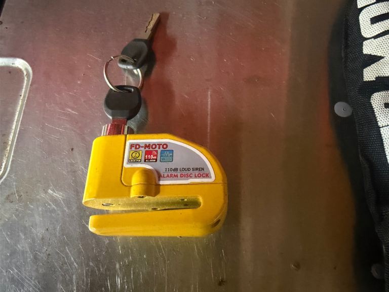 Motorbike disc lock with alarm and two keys