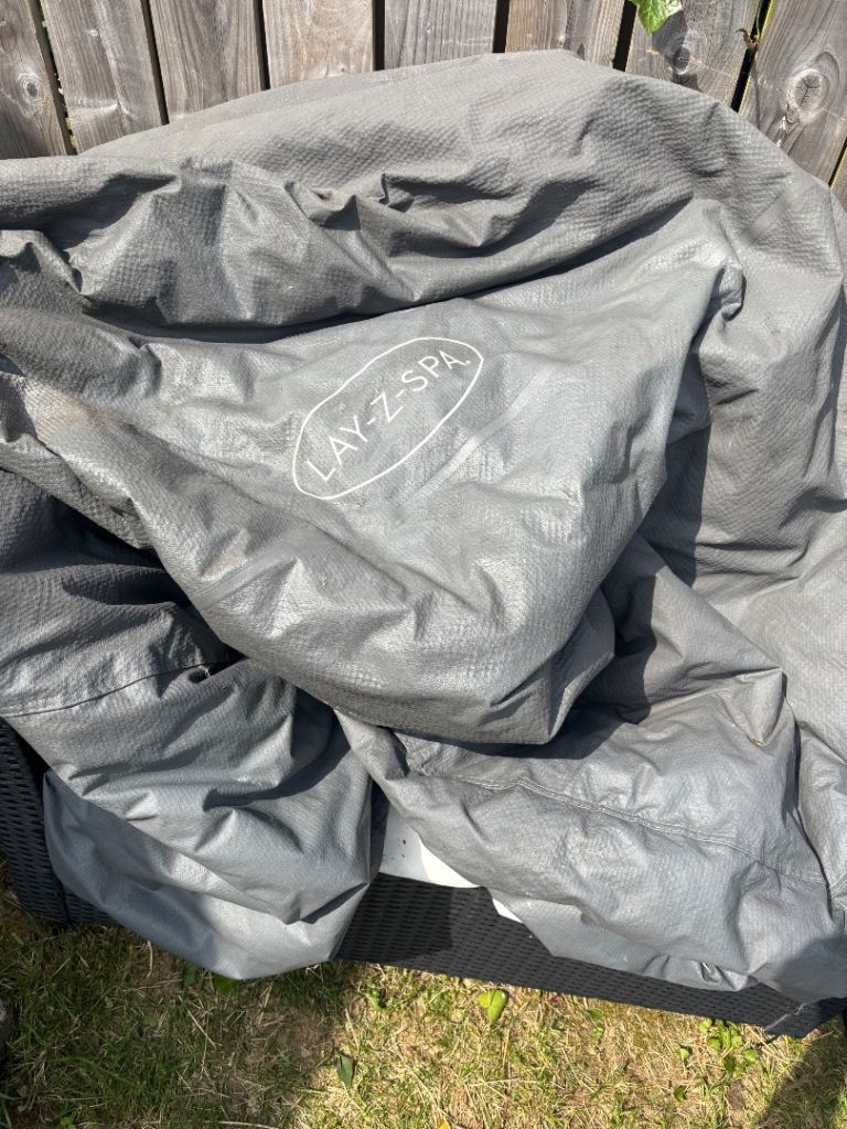 Lay z spa thermal cover for circular hot tub came off Paris tub 