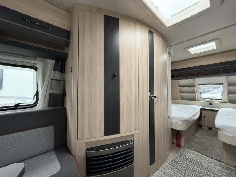 2018 HOBBY De Luxe Edition 495 UL fixed single beds
