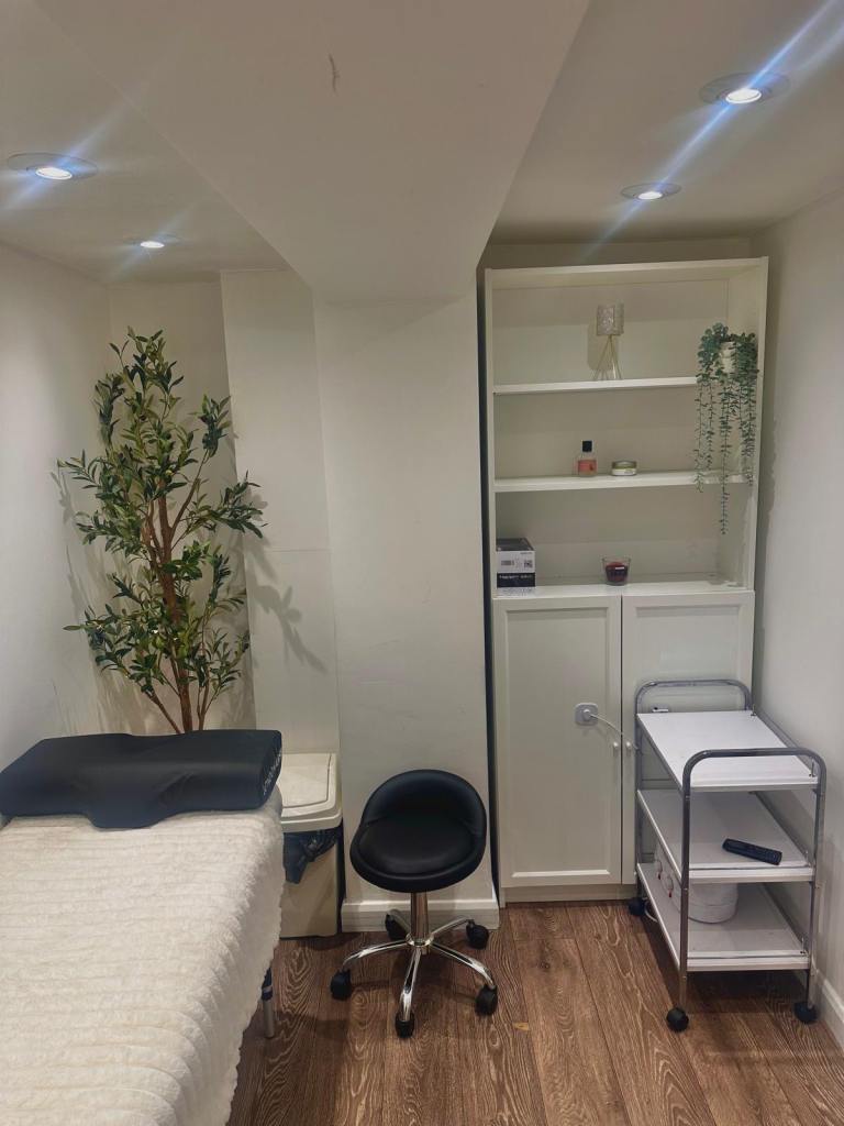 Beauty Room to rent Islington N1 with sink 