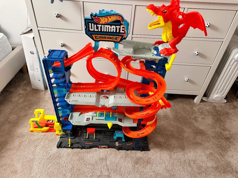 Hot Wheels Ultimate Garage Playset with Dragon – Good Condition