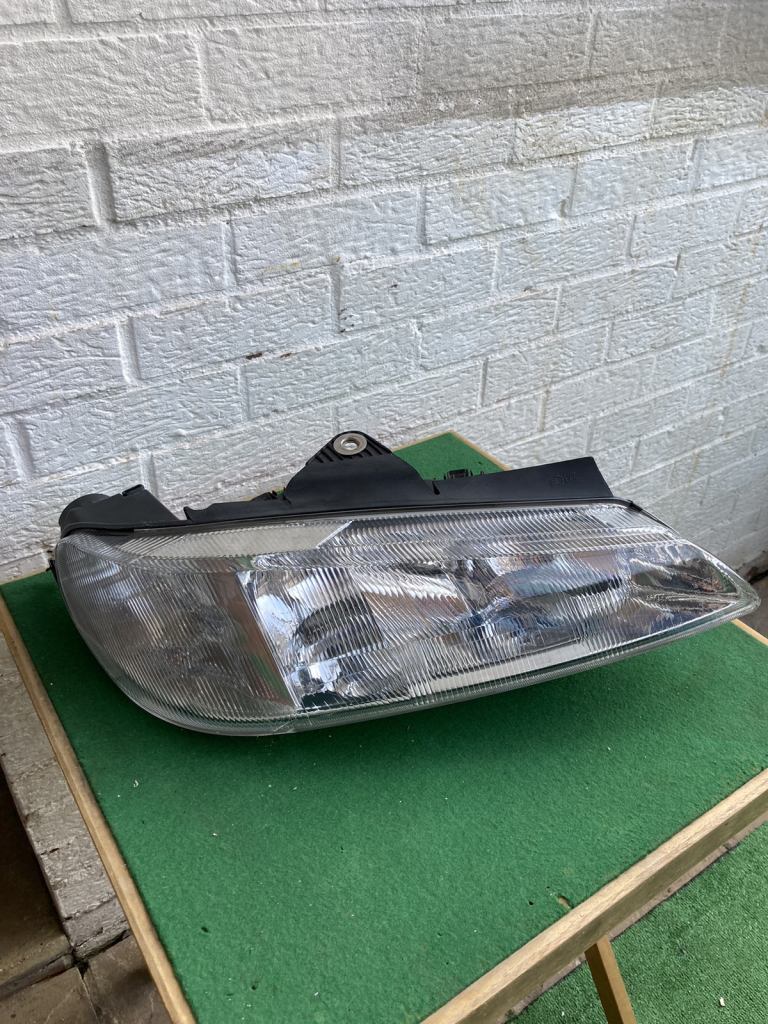 PEUGEOT 406 HEADLAMP. (A)