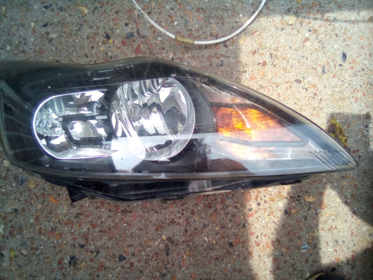 FORD FOCUS HEADLIGHT UNIT