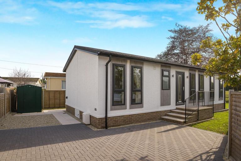 Omar Newmarket in Cheltenham  - Lodge / Caravan 